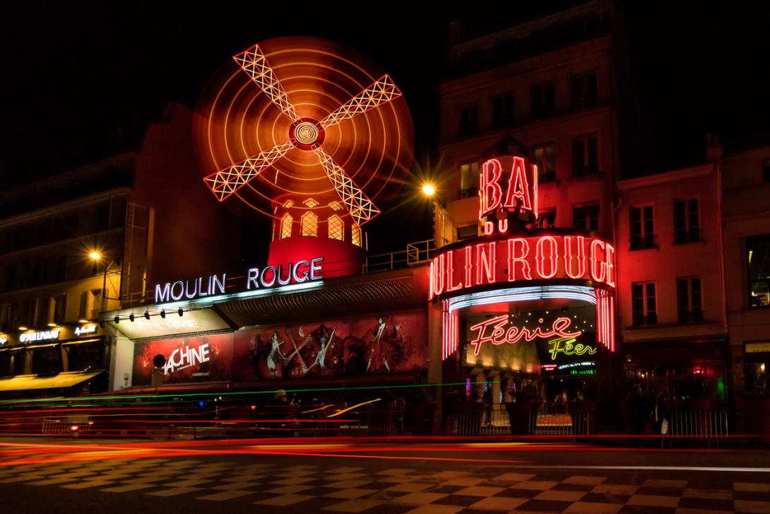 Colapsaron las aspas del icónico cabaret Moulin Rouge de París y dañaron su fachada (VIDEO)-0