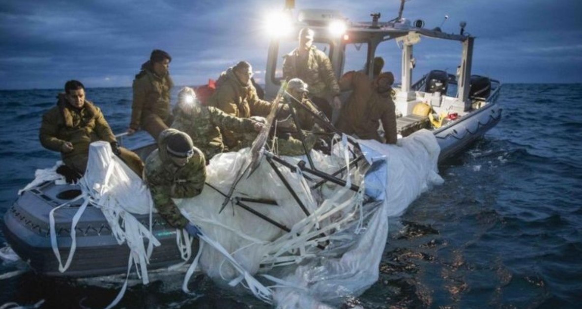 Soldados rescatan los restos del presunto globo espía chino en EEUU.