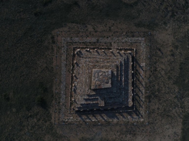 Vista aérea de la pirámide descubierta.