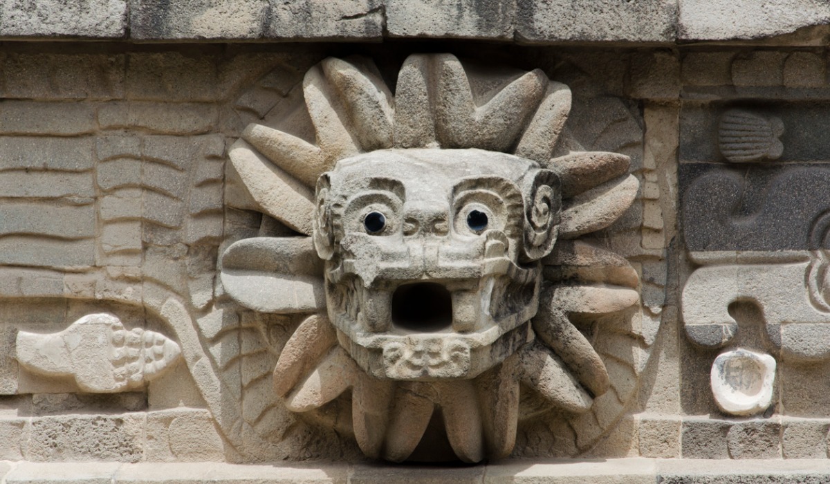 El silbato fue hallado en la mano de un esqueleto en el templo de Quetzalcóatl.