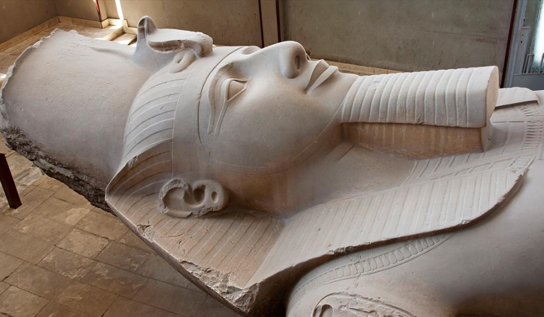 Encuentran en Egipto la mitad perdida de una estatua gigante de Ramsés II-0